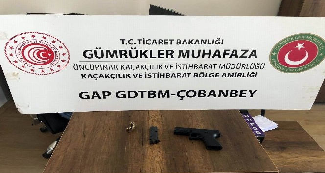 Sınır kapasında silah ve sigara yakalandı
