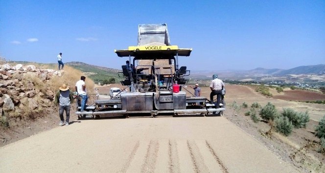Köy yollarının yapımı tam gaz sürüyor