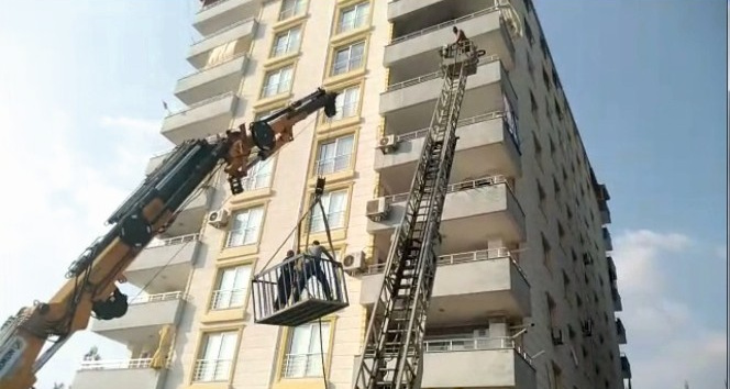 İtfaiyenin merdiveni yetişmeyince yangına vinçle müdahale edildi