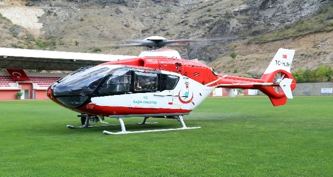 Ambulans helikopter Gümüşhaneli hasta için stada indi