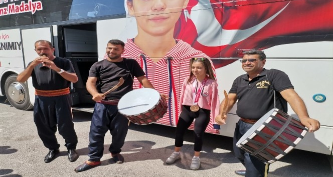 Milli yüzücü Sevilay’a coşkulu karşılama