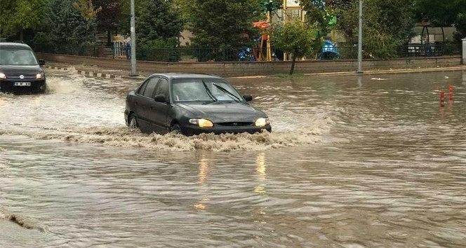 Altyapı sağanak yağışa yetersiz kaldı: Caddeler göle döndü, ev ve iş yerlerini su bastı