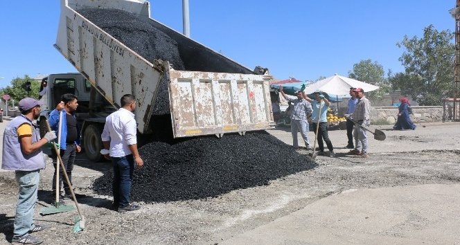 Diyadin’de asfaltlama çalışmaları devam ediyor