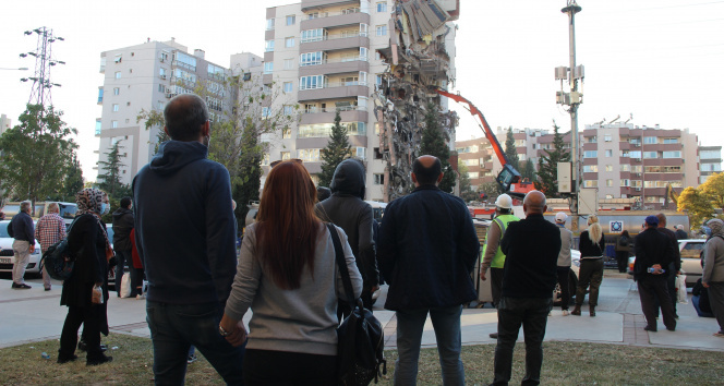 İzmir depreminde 11 kişinin öldüğü yan yatan binanın kolonları aynı yöne bakıyormuş