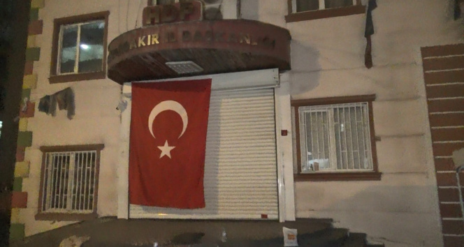 Evlat nöbetindeki aileler HDP il binasına dev Türk bayrağı asıp evlatlarını istedi