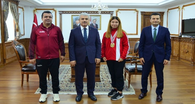 Vali Akın’dan başarılı sporcuya ödül