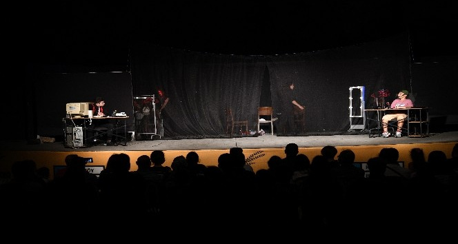 “Bizim Çocuklar” tiyatro grubu, 1 Eylül Dünya Barış günü için sahneye çıktı