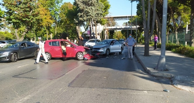 Florya’da kadın sürücü ters yöne girdi kaza oldu: Kaza anı kamerada