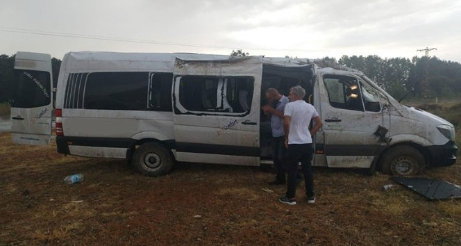 Edirne’de yağışlı havada midibüs yoldan çıktı: 8 yaralı