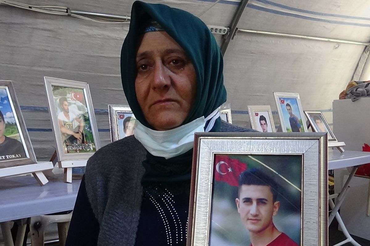 Evlat nöbetindeki gözü yaşlı anne, oğluna Türkçe ve Kürtçe 'teslim ol' çağrısında bulundu