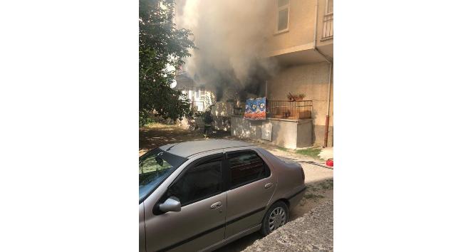 Yangında bir ev kullanılamaz hale geldi