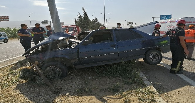Otomobil refüjdeki direğe çarptı, sürücü ölümden döndü