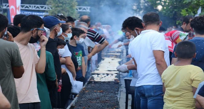 Balık festivalinde 5 bin ekmek arası balık kısa sürede tükendi