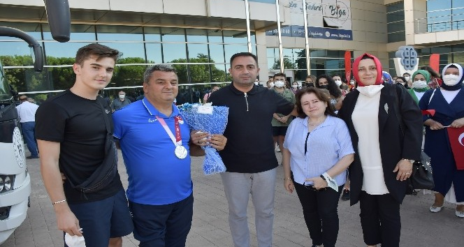 Milli Sporcu Korkmaz Biga’da coşkuyla karşılandı