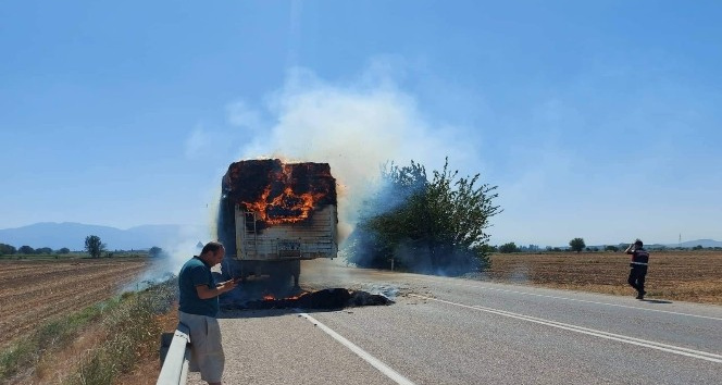 Saman balyası yüklü tır alev alev yandı