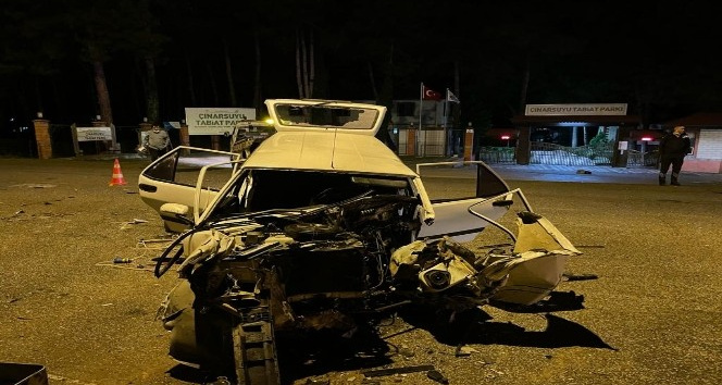 Bariyerlere çarpan otomobil parçalandı: 1 ölü