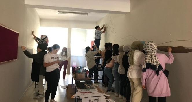 Kahramanmaraş’ta ressamlar okul duvarlarını süslüyor