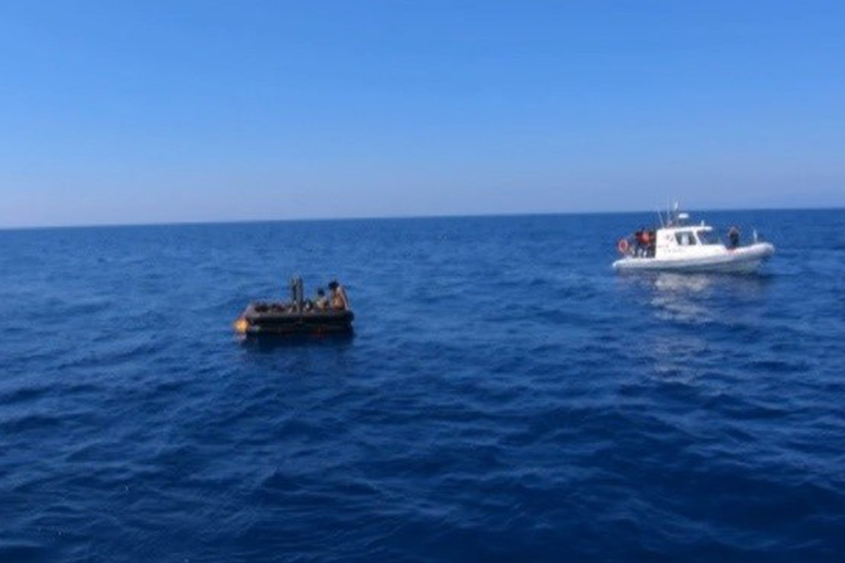 İzmir açıklarında 13 düzensiz göçmen kurtarıldı