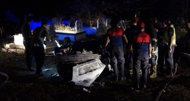 Otomobil ile hafif ticari araç kafa kafaya çarpıştı: 1 ölü, 2 yaralı