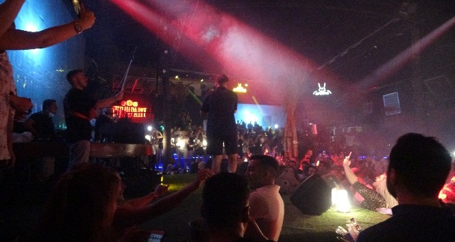 Sefo Marmaris’te kulakların pasını aldı ,sahne de tam üç kez ’’Bilmem mi’’ şarkısını söyledi