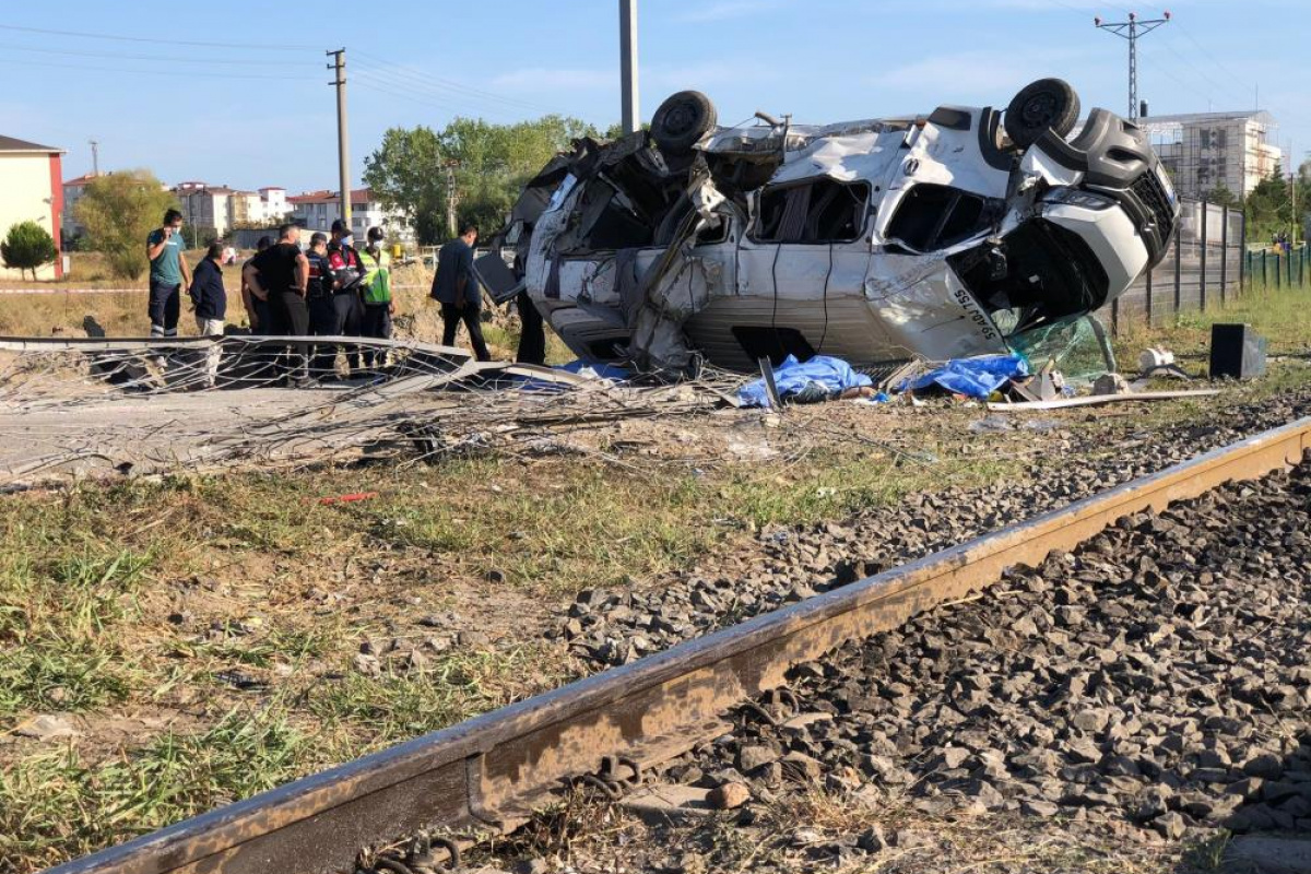 Tekirdağ'da hemzemin geçitte yük treni işçi servisine çarptı: 6 ölü