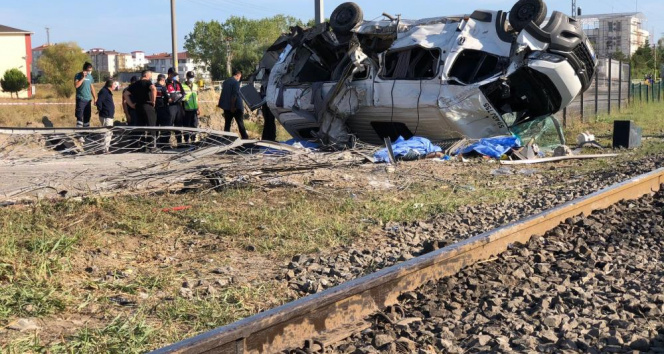 Tekirdağda hemzemin geçitte yük treni işçi servisine çarptı: 6 ölü