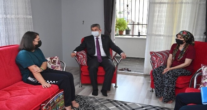 Vali Erdinç Yılmaz, vatandaşları evinde ziyaret ediyor, dertlerini dinliyor