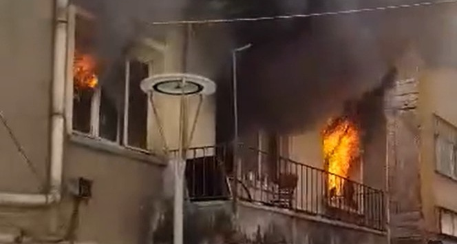 İtfaiye eri, yaşlı adamı sırtında taşıyıp, alevlerin arasından kurtardı