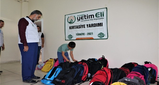Avrupa Yetim Eli Derneği Cizre’de 68 yetim çocuğun kırtasiye ve çanta ihtiyacını karşıladı
