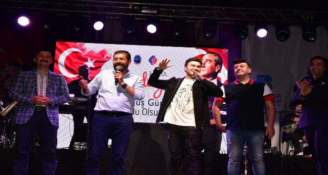 Mustafa Ceceli Sındırgı’yı coşturdu