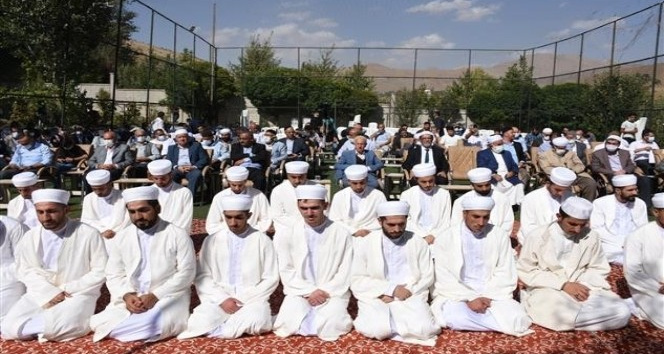 Bitlis’te Geylani Medresesi’nde ilimlerini tamamlayan 41 talebeye icazetleri verildi