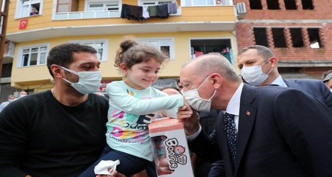 Vatandaşın davetini geri çevirmeyen Cumhurbaşkanı Erdoğan, kıraathanede çay içti
