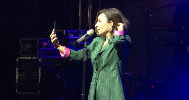 Şarkıcı Fatma Turgut küs olan sevgilileri böyle barıştırmaya çalıştı