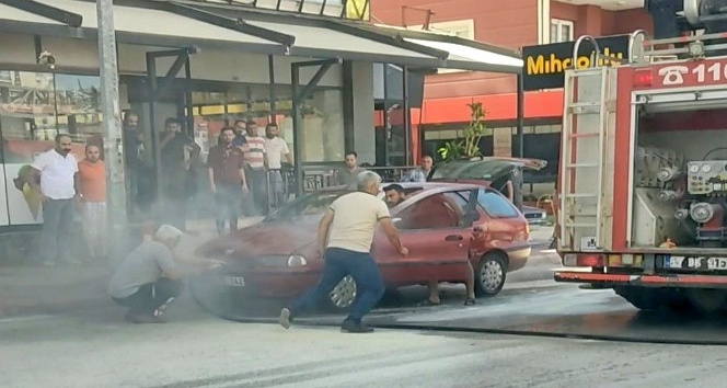 Park halindeki otomobilden yükselen duman paniğe neden oldu