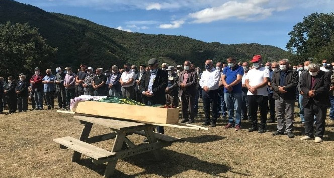 Tren kazasında hayatını kaybeden 3 çocuk annesi kadın toprağa verildi