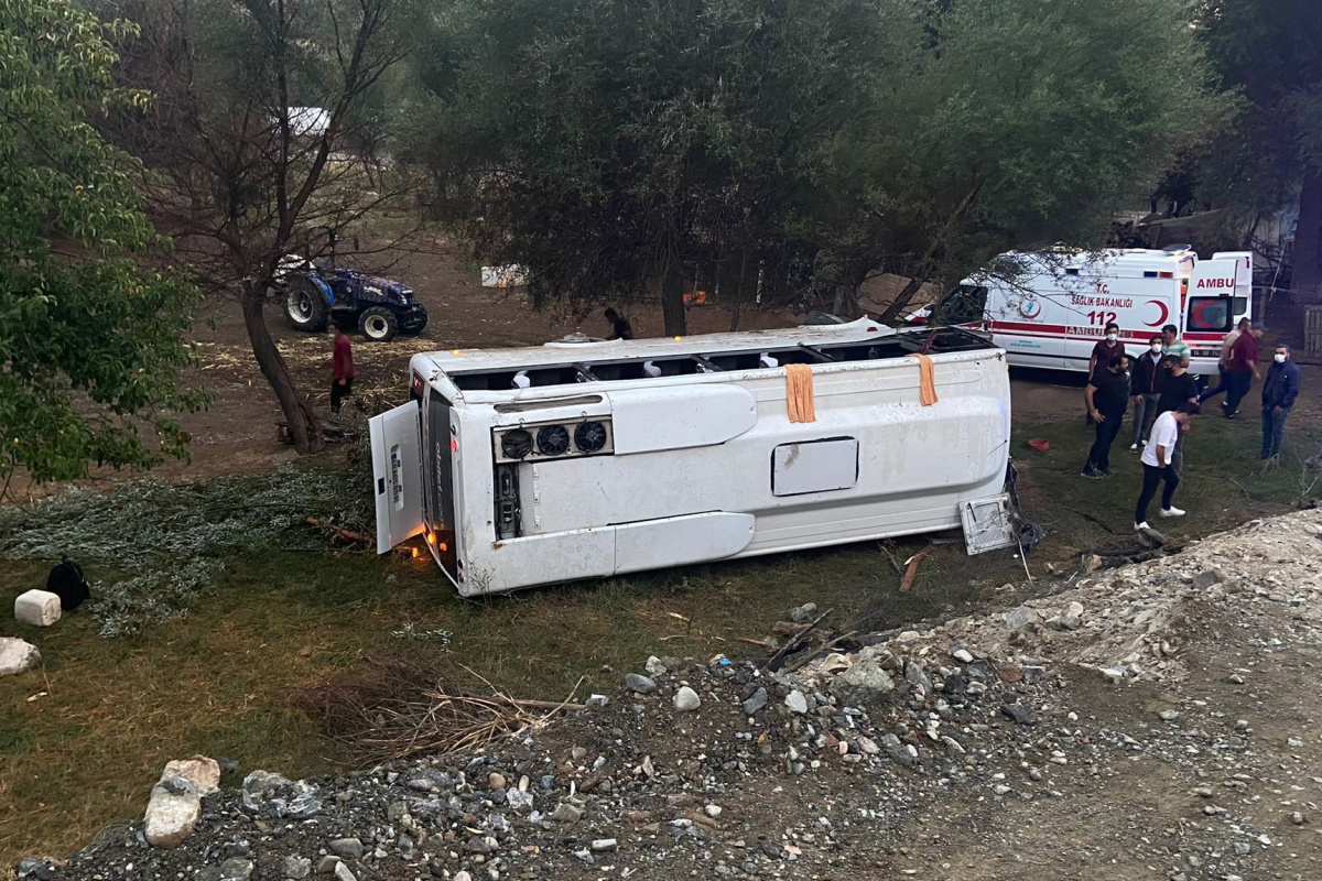 Antalya'da otobüs şarampole devrildi: 1 ölü, 9 yaralı