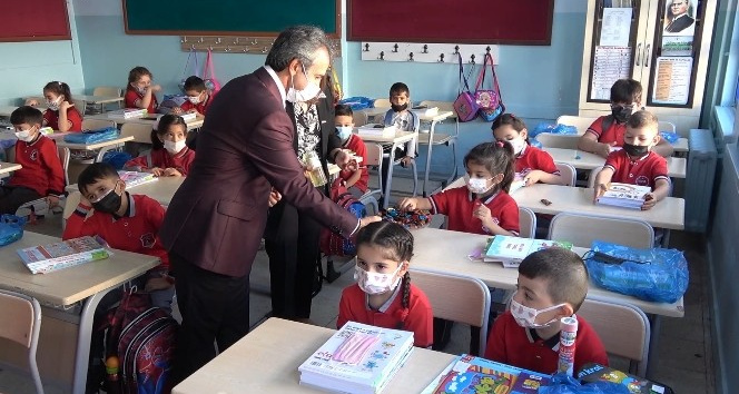 1,5 yıllık özlem sona erdi, sınıflarına geçen öğrencilerin ilk sözü: "Teşekkür ederiz bakan amaca"