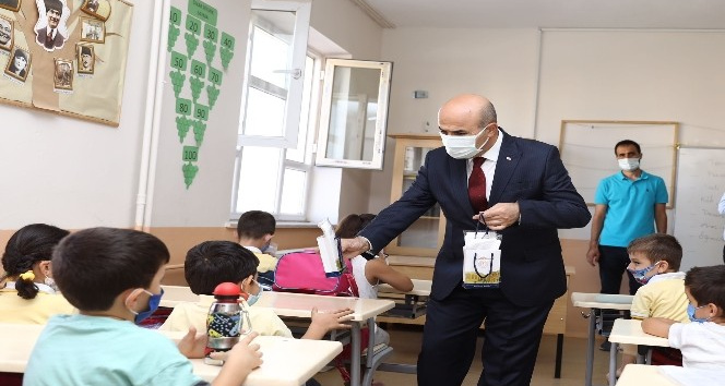 Mardin Valisi Demirtaş, yüz yüze eğitimde ilk ders zili heyecanına ortak oldu