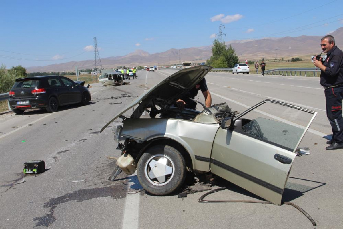 Erzurum'da feci kaza, araç ikiye bölündü:5 yaralı