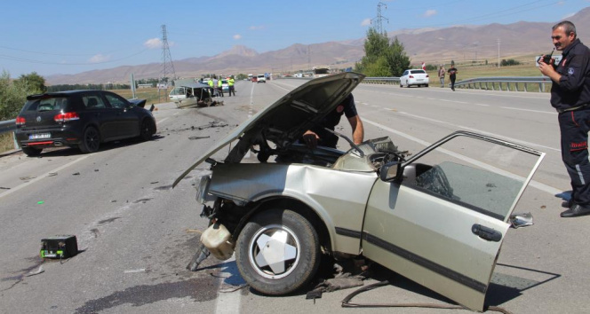 Erzurumda feci kaza, araç ikiye bölündü:5 yaralı