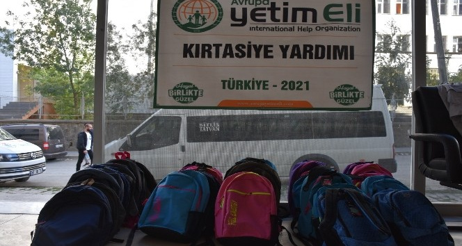 Bitlisli yetimlere kırtasiye yardımı