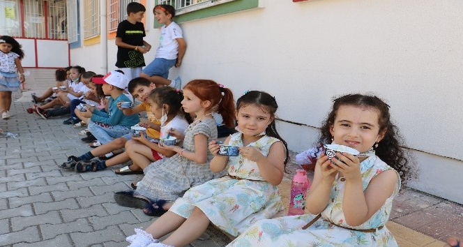 Minikler önce dondurma yedi, sonra okula başladı