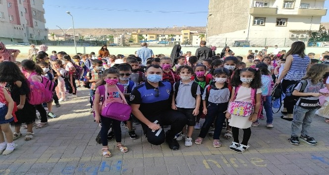 Cizre polisi eğitim öğretim yılının ilk gününde öğrencileri yalnız bırakmadı