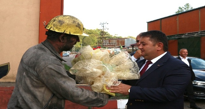 Madenci, sendikasını çiçeklerle karşıladı