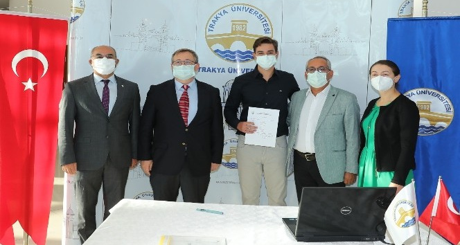 Tıp fakültesini kazanan öğrenci, anne ve babasının öğrencisi oldu