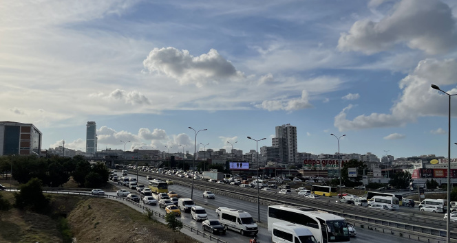 İstanbulda okulun ilk günü trafik yoğunluğu yüzde 58 seviyelerine yükseldi