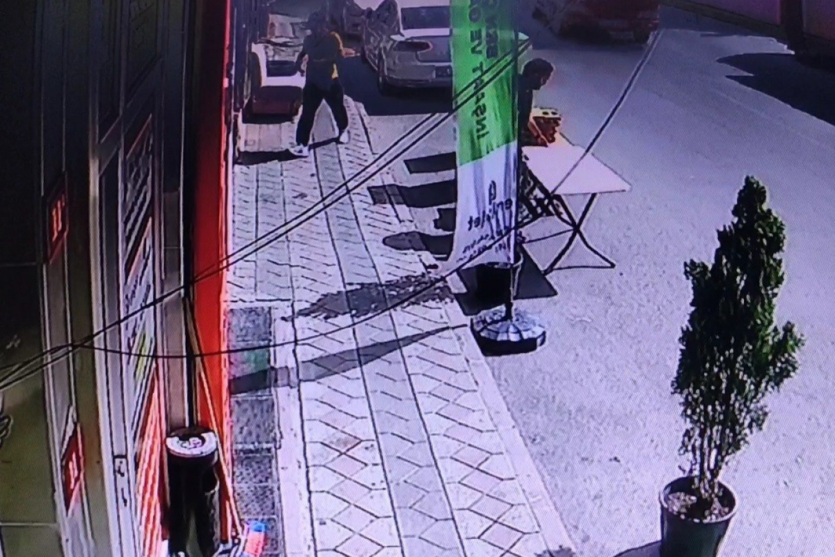 İş yerinde silahlı saldırıya uğradı, yardımına esnaflar koştu