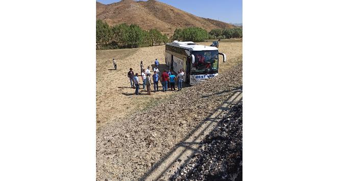 Tatvan’da yolcu otobüsü şarampole uçtu