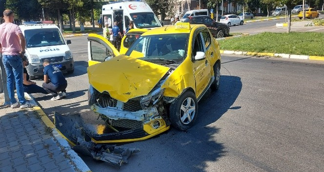 Isparta’da ticari taksi ile otomobil çarpıştı: 3 yaralı