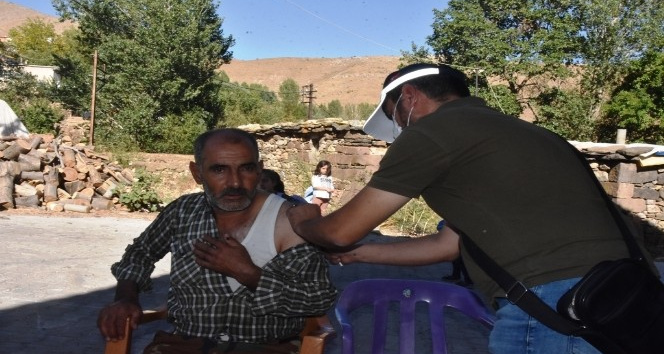 Kadın sağlık personeli camiye girerek hoparlörden aşı anonsu yaptı